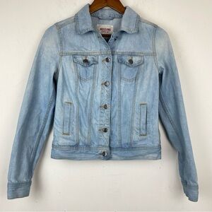 Mossimo size XS Women’s Light Blue Denim Button Up Jean Jacket